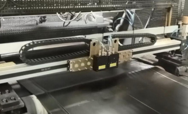Laser system for monitoring the thickness of rubber sheets during calendering